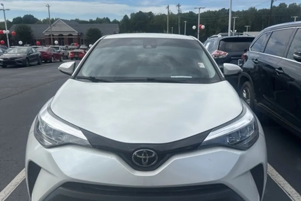 2021 Toyota C-HR LE photo 1