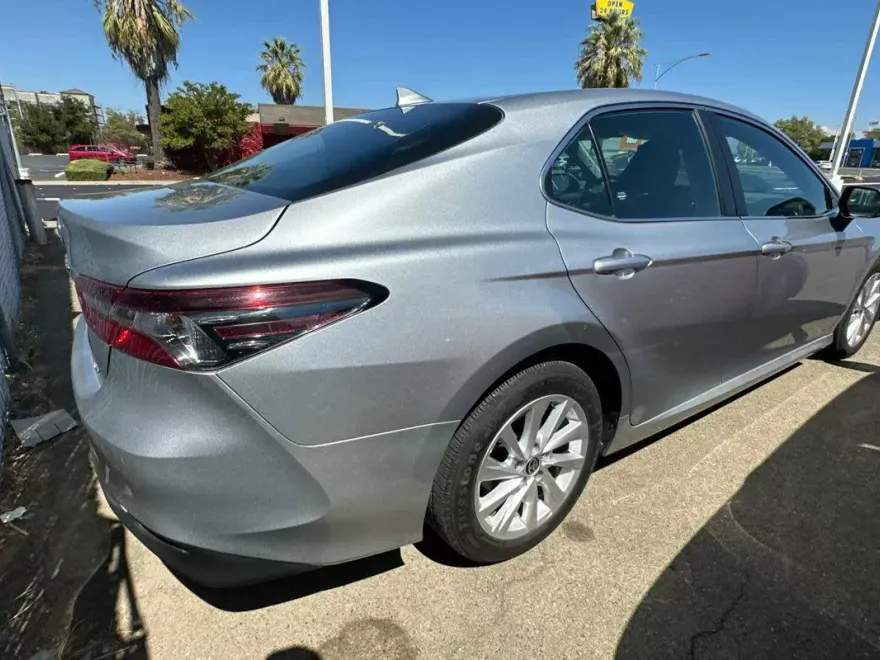 2023 Toyota Camry LE photo 1
