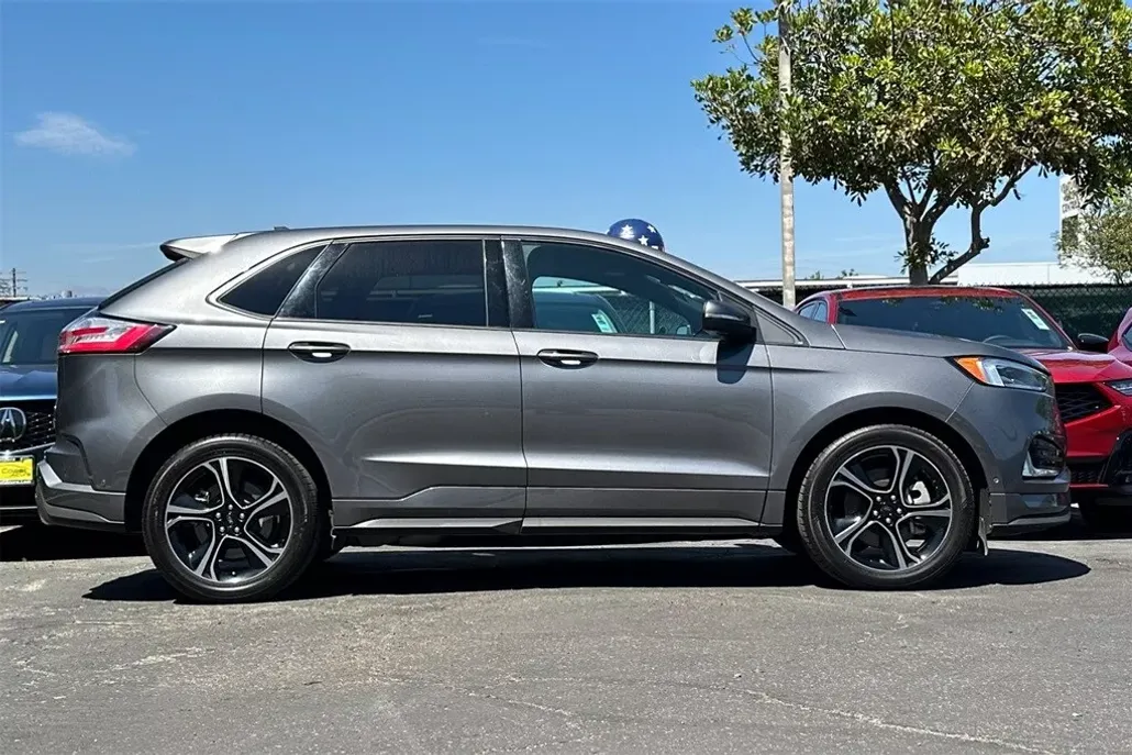 2022 Ford Edge ST photo 1