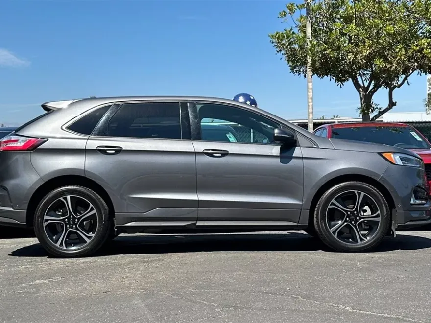 2022 Ford Edge ST photo 1