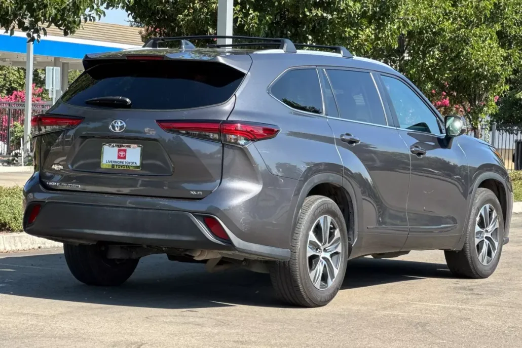 2023 Toyota Highlander XLE photo 1