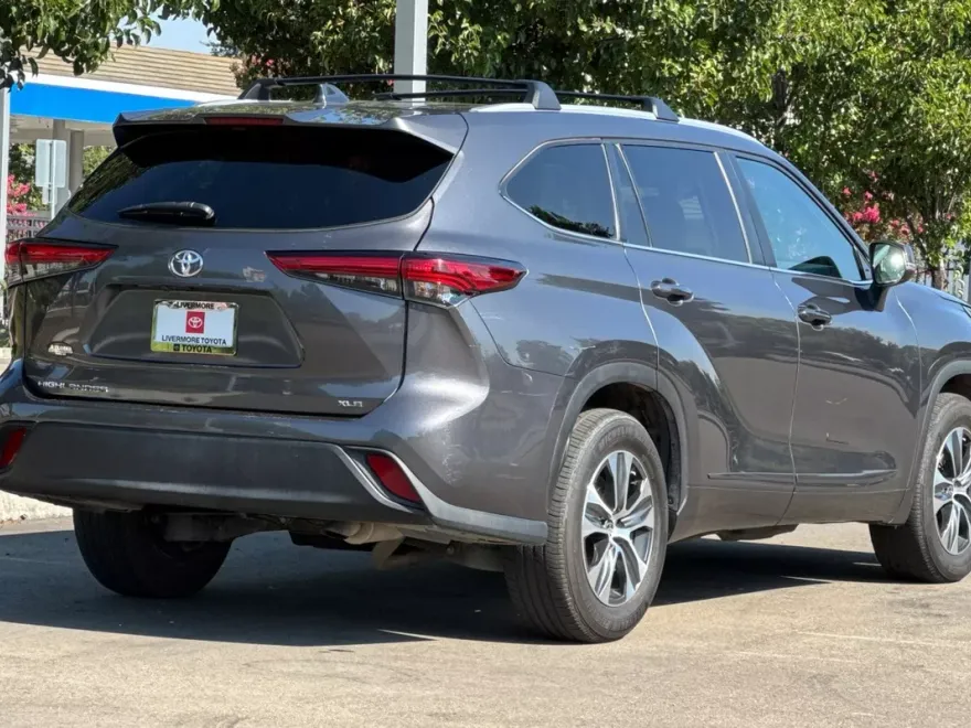 2023 Toyota Highlander XLE photo 1