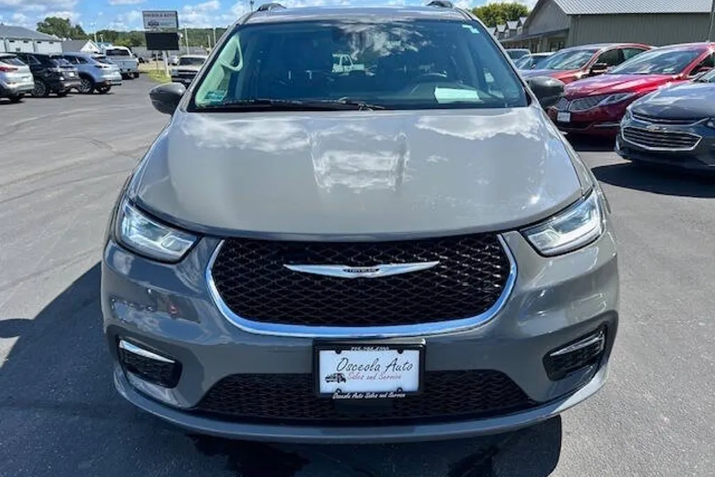2022 Chrysler Pacifica Touring L photo 1