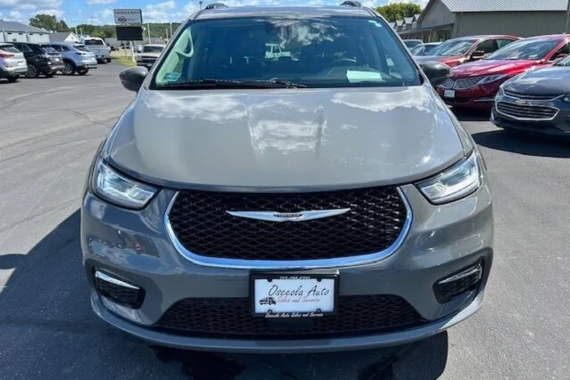 2022 Chrysler Pacifica Touring L photo 1