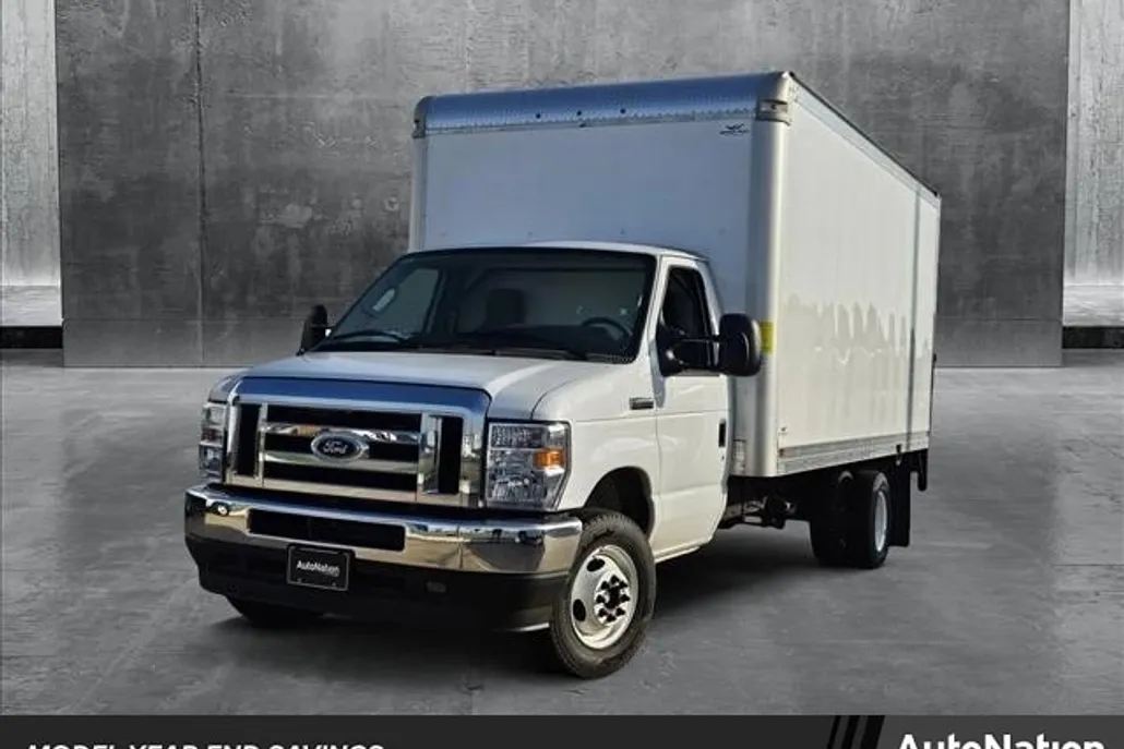 2024 Ford E-450 Cutaway photo 1