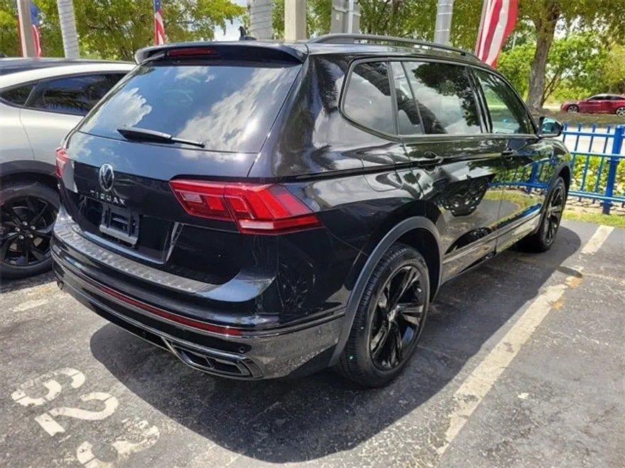 2024 Volkswagen Tiguan SE R-Line Black photo 1