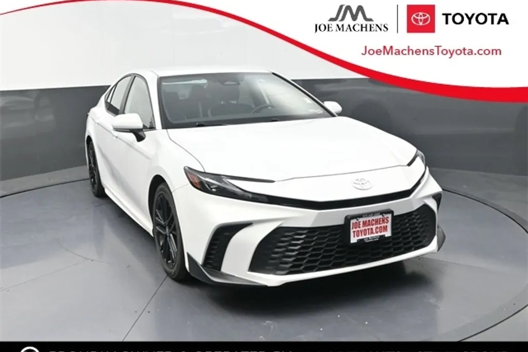 2025 Toyota Camry SE photo 1