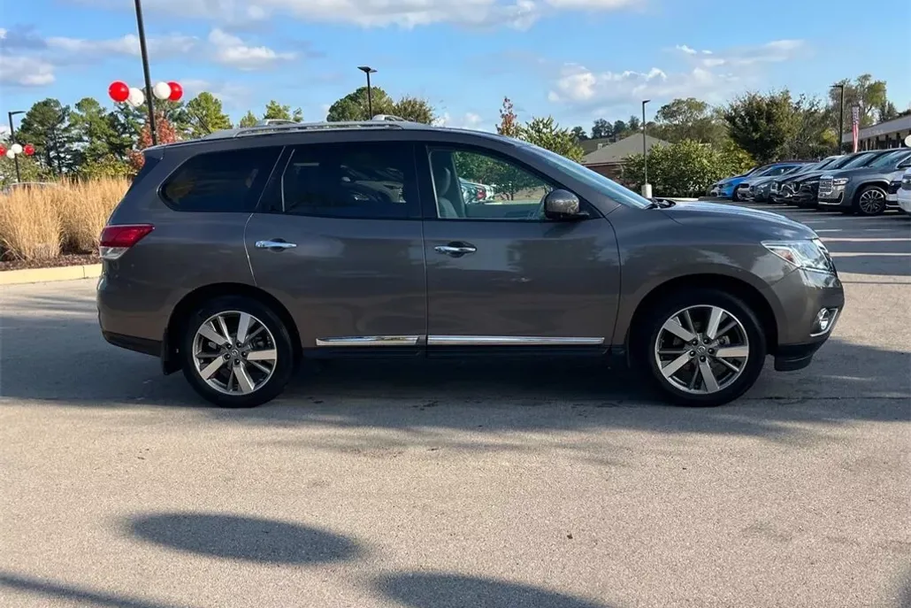 2013 Nissan Pathfinder Platinum photo 1