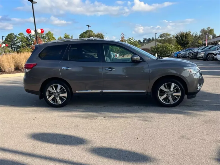 2013 Nissan Pathfinder Platinum photo 1