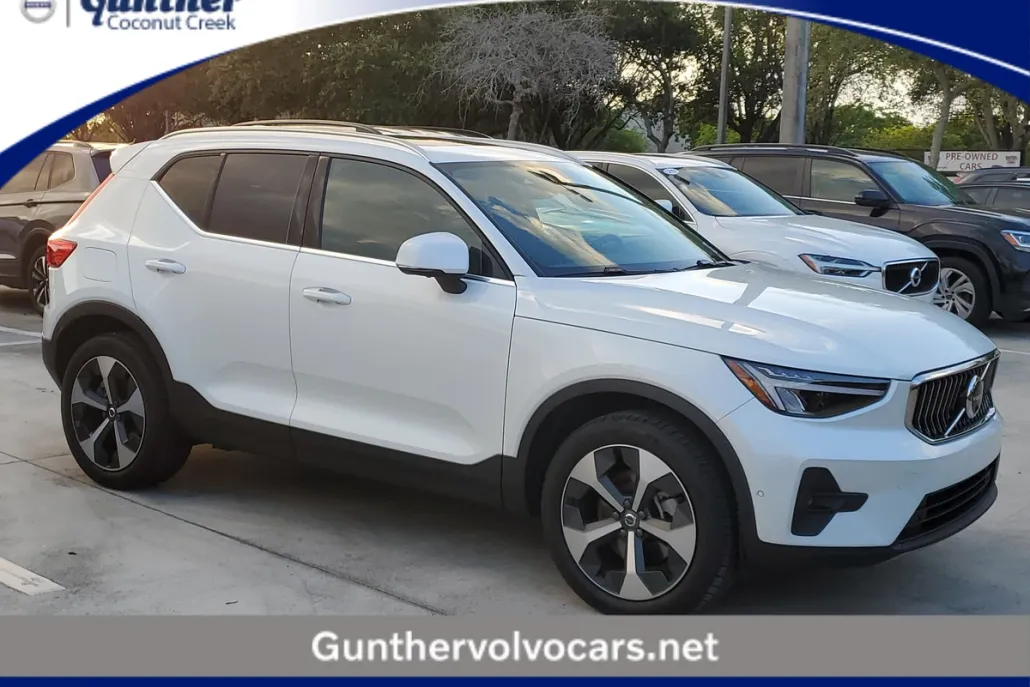 2024 Volvo XC40 Plus photo 1