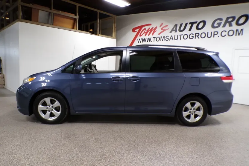 2014 Toyota Sienna LE photo 1