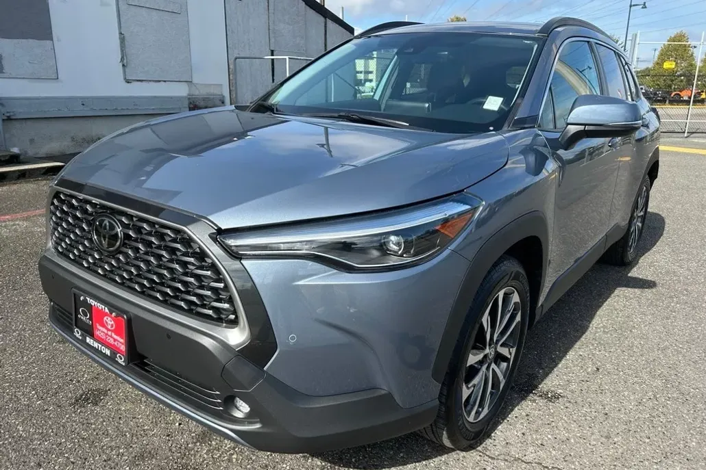 2022 Toyota Corolla Cross XLE photo 1