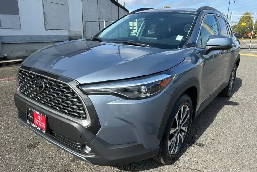 2022 Toyota Corolla Cross XLE photo 1