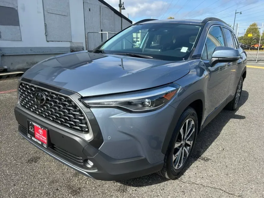 2022 Toyota Corolla Cross XLE photo 1