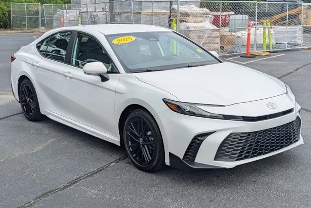 2025 Toyota Camry SE photo 1