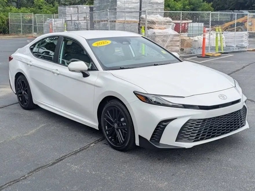 2025 Toyota Camry SE photo 1