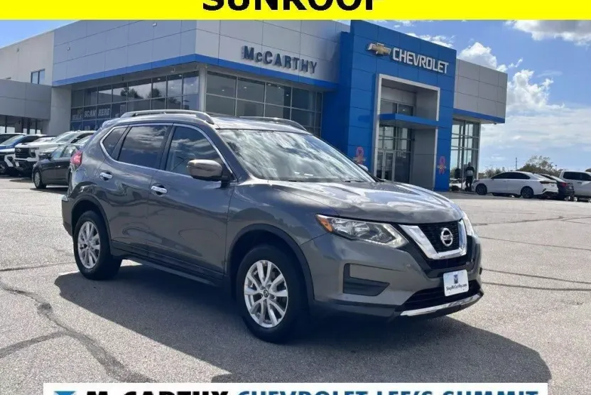 2017 Nissan Rogue SV photo 1
