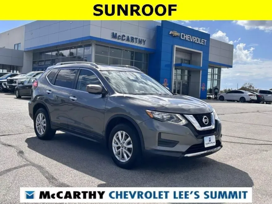 2017 Nissan Rogue SV photo 1