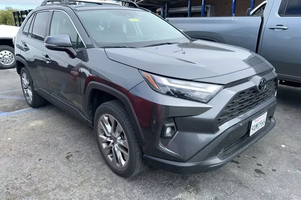 2022 Toyota RAV4 XLE Premium photo 1