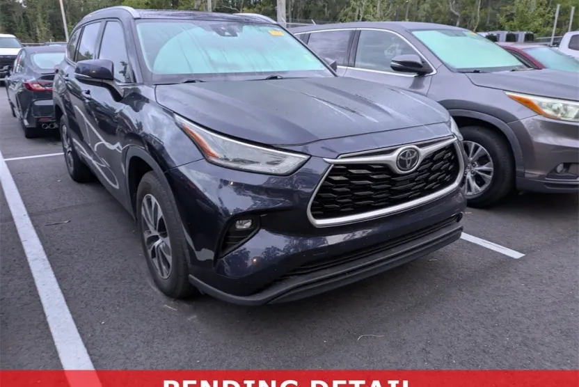 2021 Toyota Highlander XLE photo 1