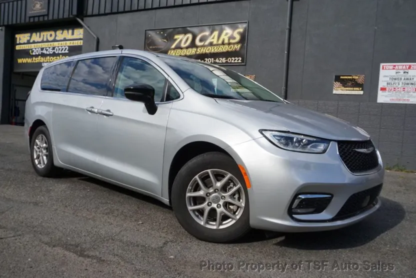 2024 Chrysler Pacifica Touring L photo 1