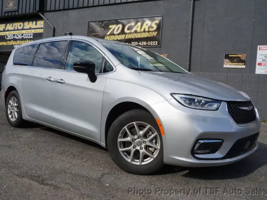 2024 Chrysler Pacifica Touring L photo 1