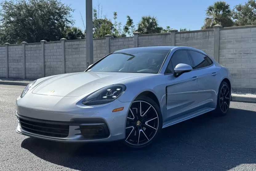 2018 Porsche Panamera Base 4 photo 1