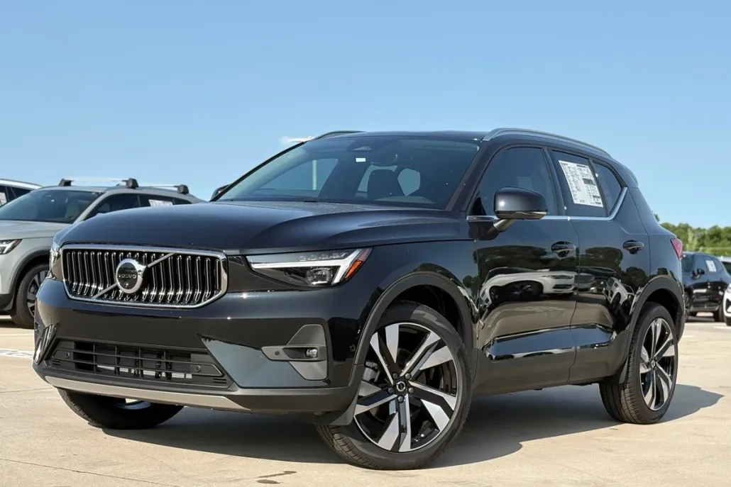2025 Volvo XC40 photo 1