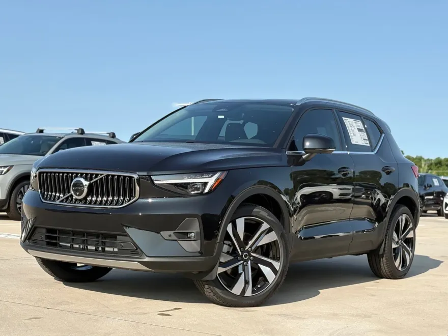 2025 Volvo XC40 photo 1