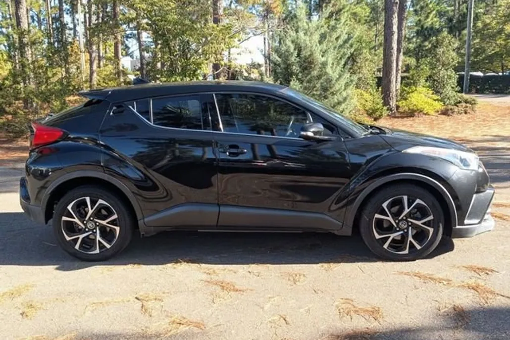 2019 Toyota C-HR XLE photo 1