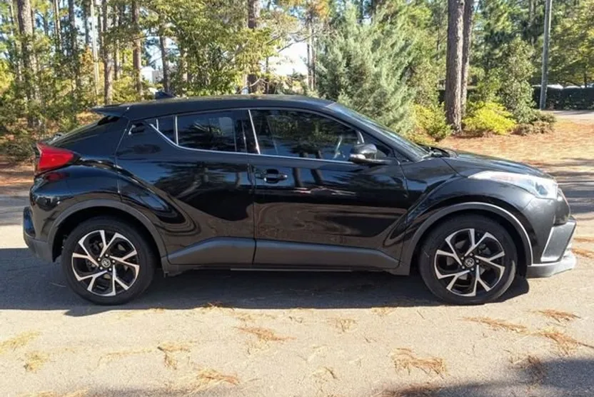 2019 Toyota C-HR XLE photo 1