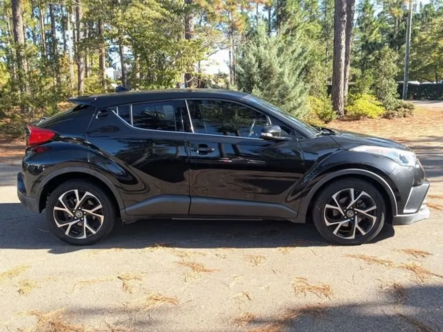 2019 Toyota C-HR XLE photo 1