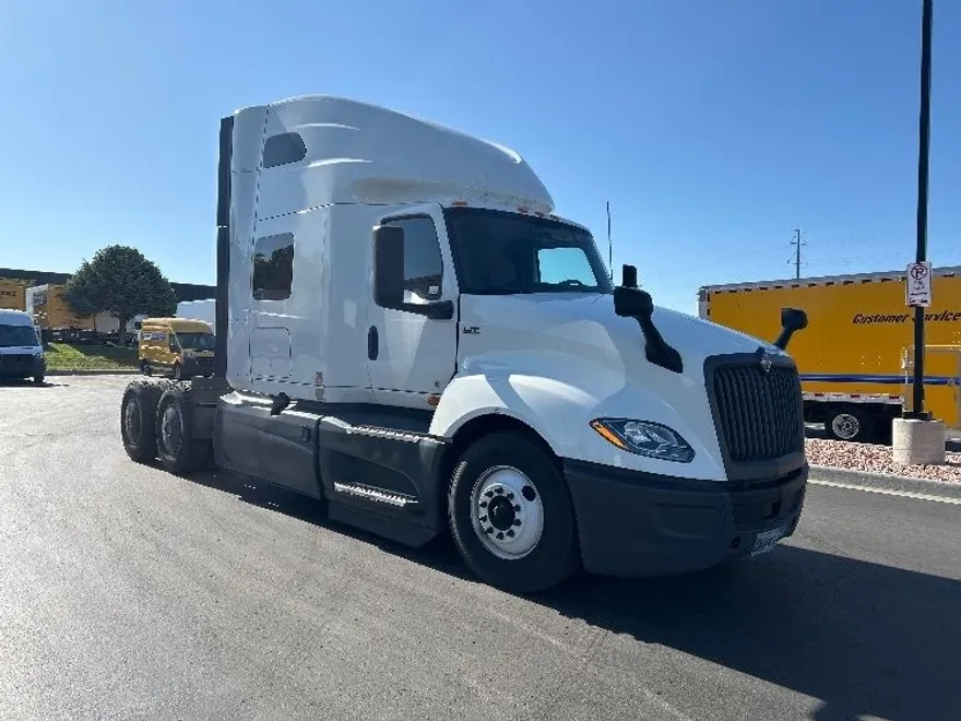 2022 International LT625 LT photo 1