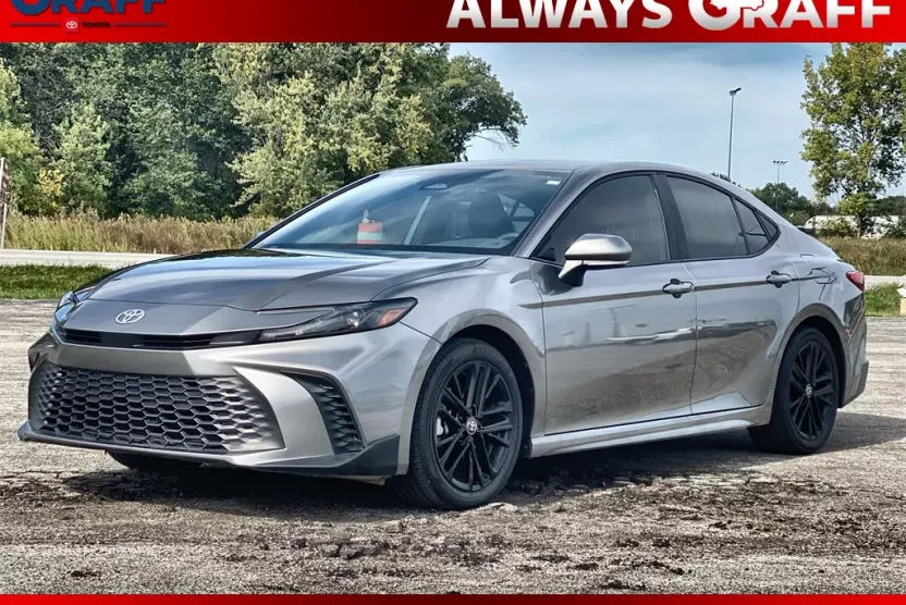 2025 Toyota Camry SE photo 1