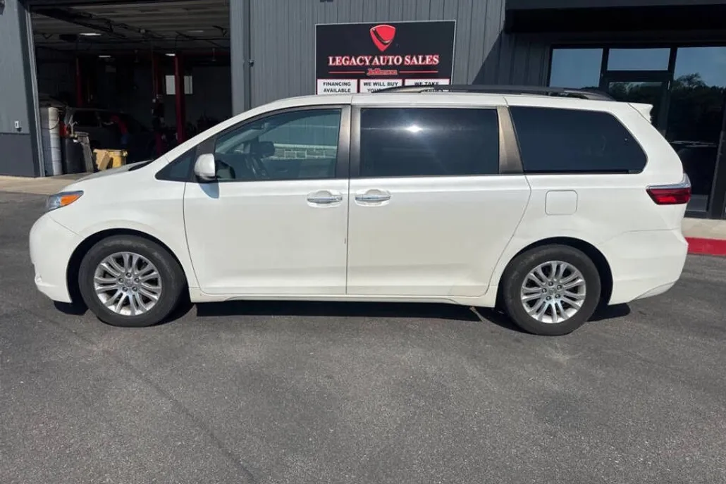 2015 Toyota Sienna photo 1