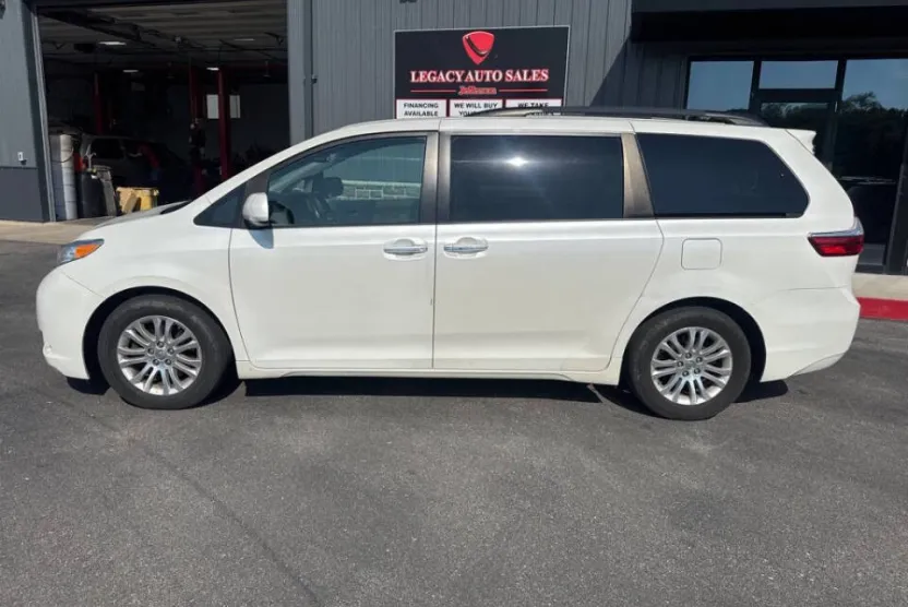 2015 Toyota Sienna photo 1