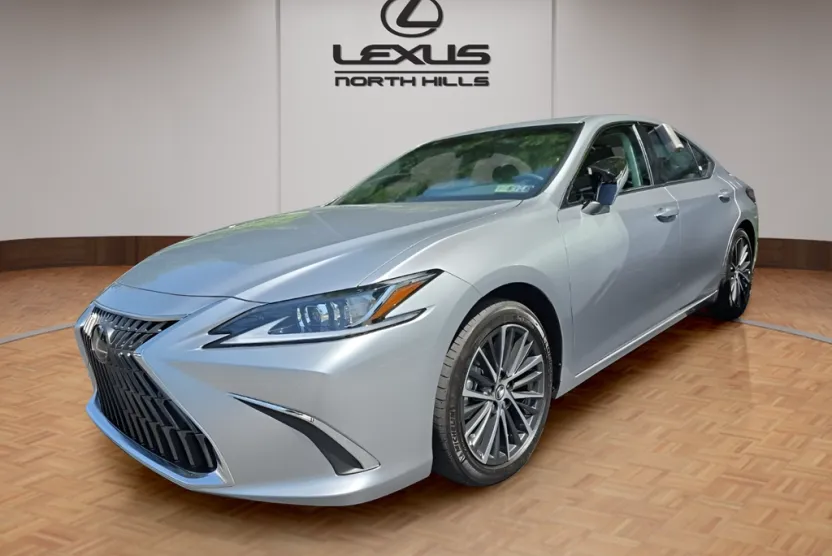 2025 Lexus ES 300h photo 1