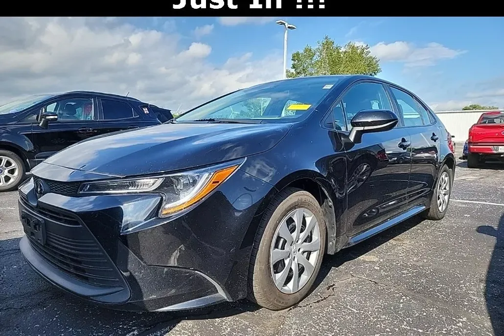 2023 Toyota Corolla LE photo 1
