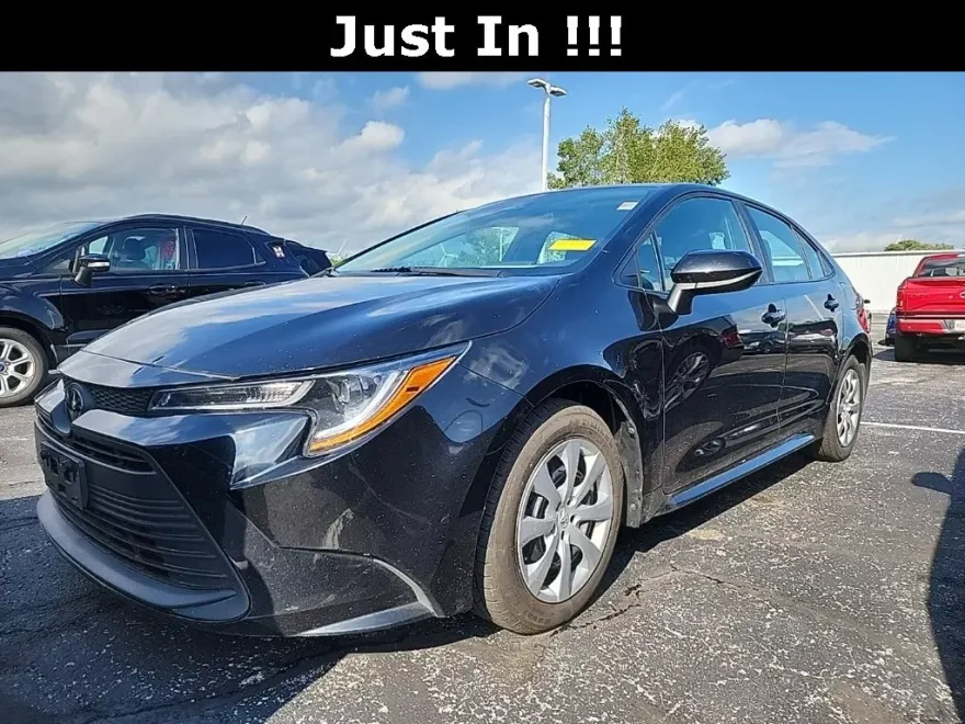 2023 Toyota Corolla LE photo 1