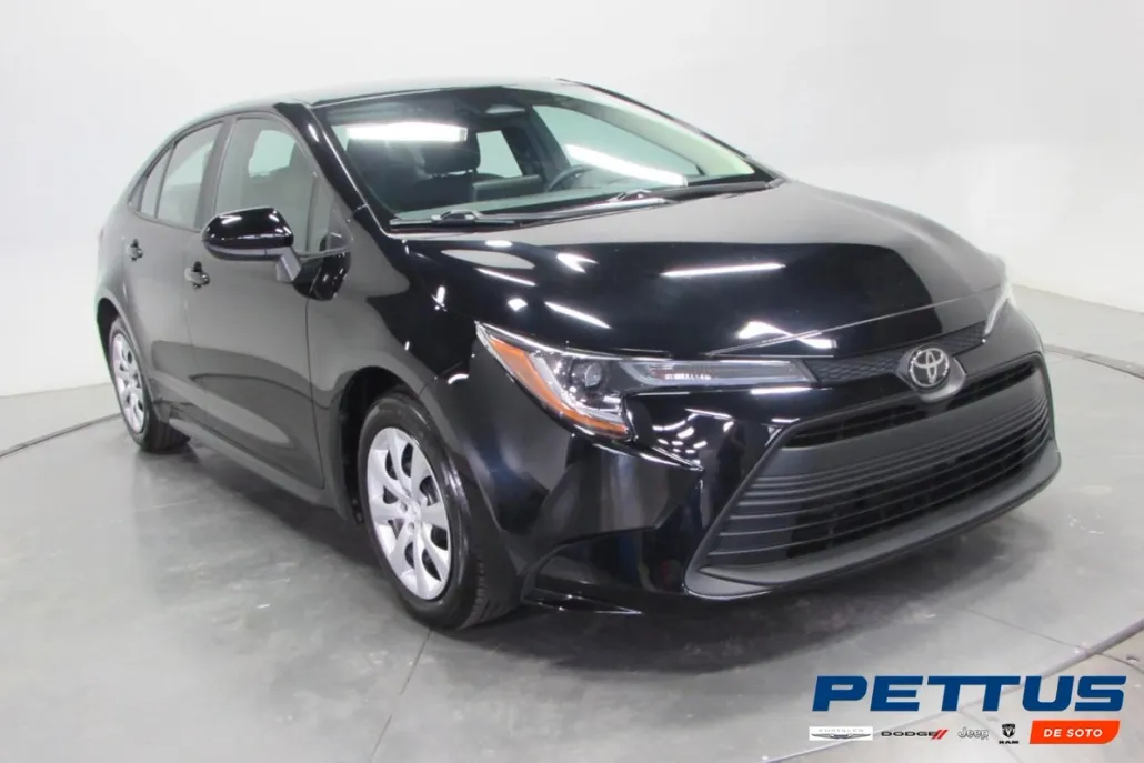 2024 Toyota Corolla LE photo 1
