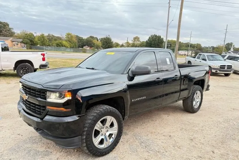 2017 Chevrolet Silverado 1500 Custom photo 1