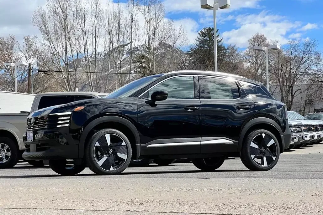 2025 Nissan Kicks SR photo 1