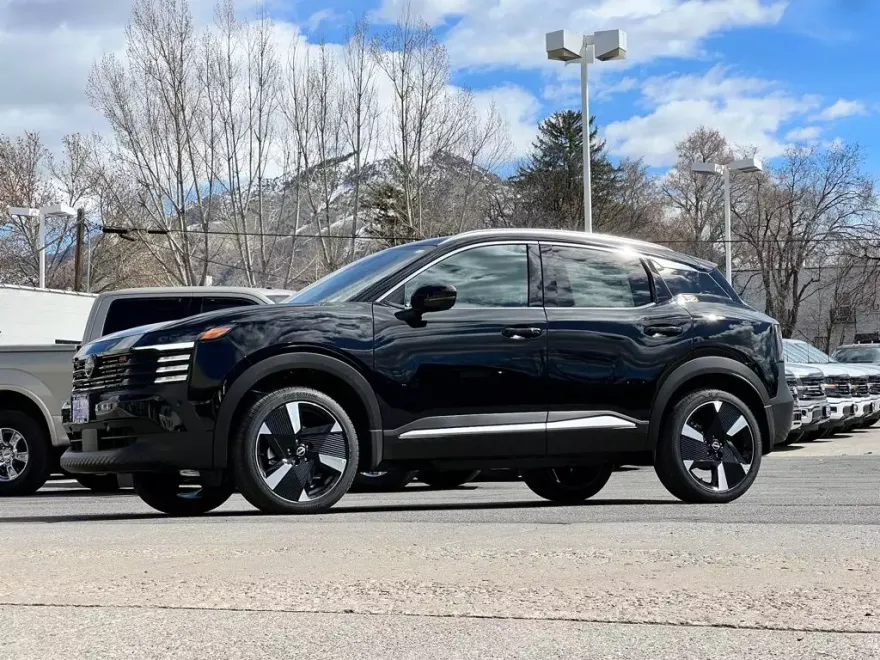 2025 Nissan Kicks SR photo 1