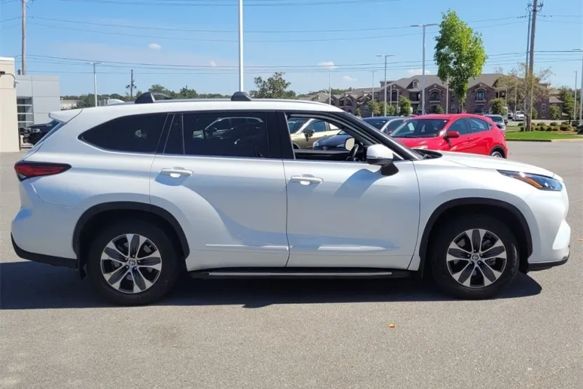2022 Toyota Highlander XLE photo 1
