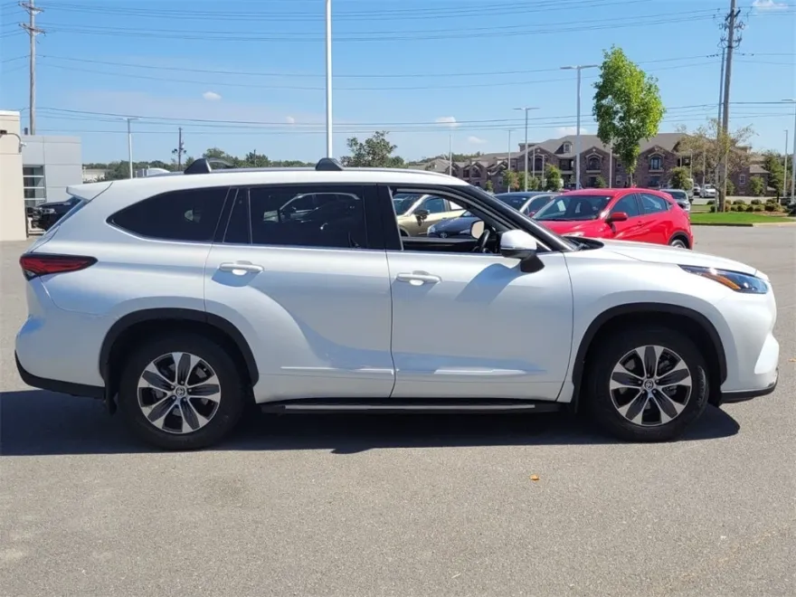 2022 Toyota Highlander XLE photo 1