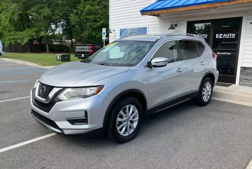 2020 Nissan Rogue SV photo 1