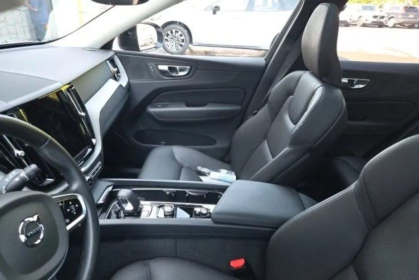 2025 Volvo XC60 Plus B5 photo 1