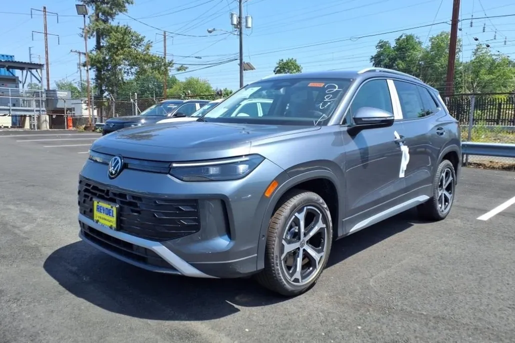 2025 Volkswagen Tiguan SE photo 1
