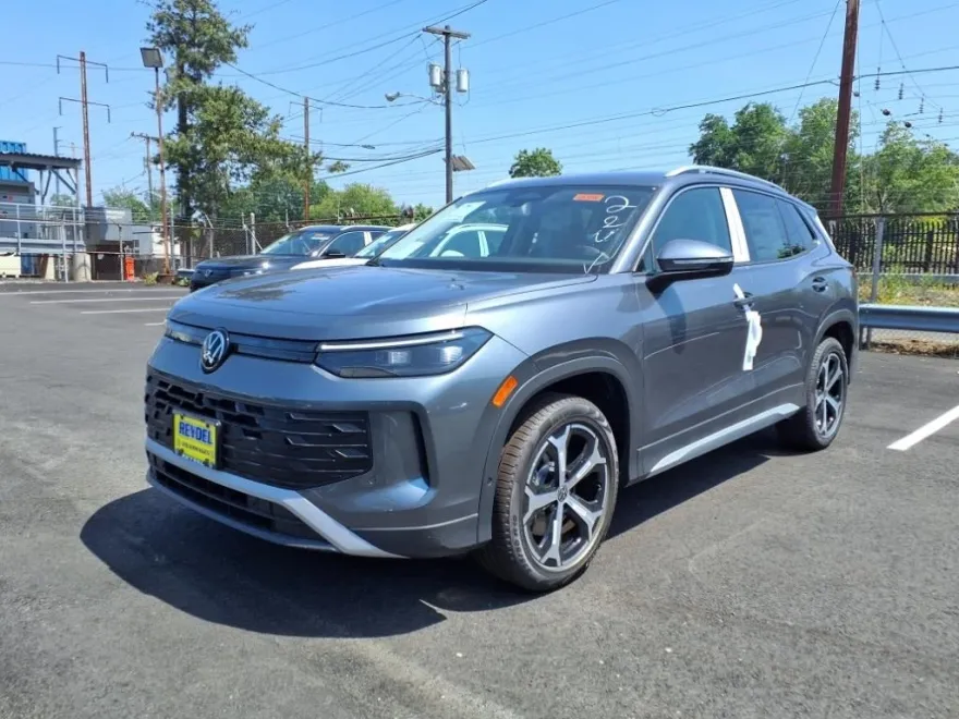 2025 Volkswagen Tiguan SE photo 1