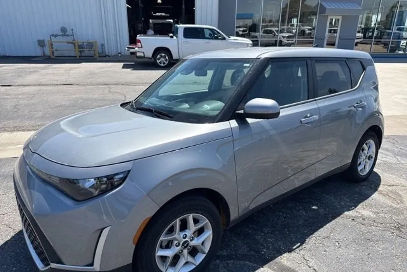 2023 Kia Soul LX photo 1